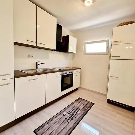 Split Apartment Apartment *